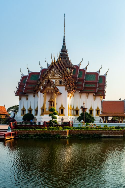 Free Serene view of a traditional Thai temple reflecting on a calm lake in Bangkok. Stock Photo