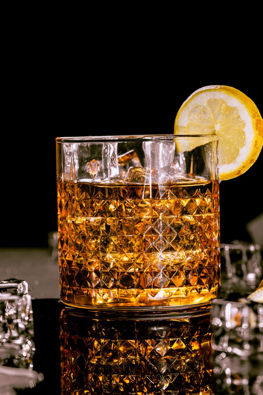 Whisky z Pepsi w eleganckiej szklance z lodem i cytrusami