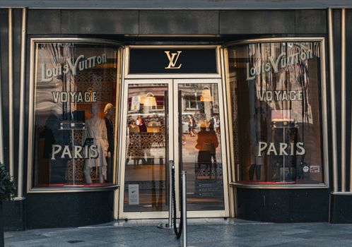 Louis Vuitton Neverfull MM Tote — gift idea