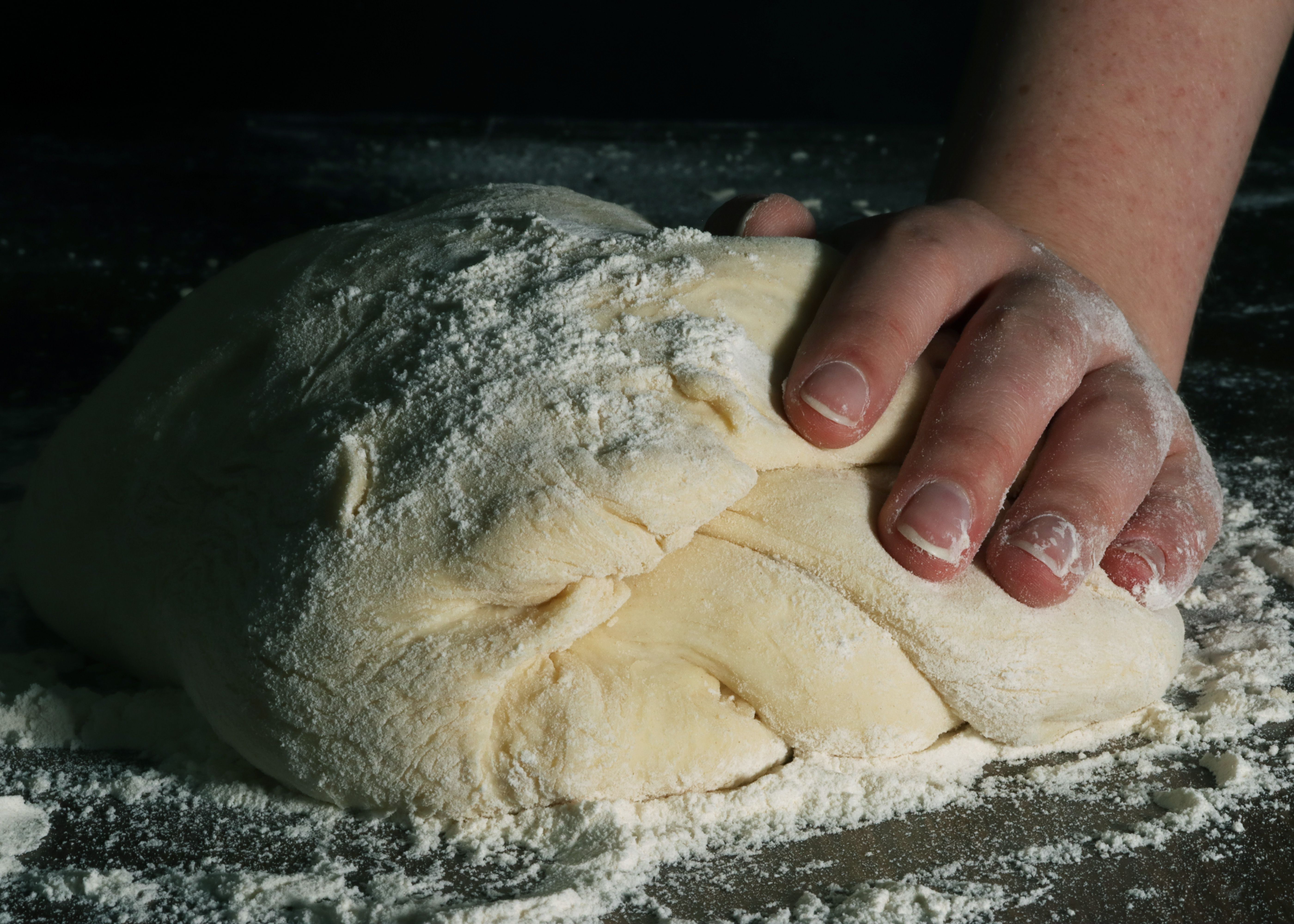 Teig wird von Hand geknetet