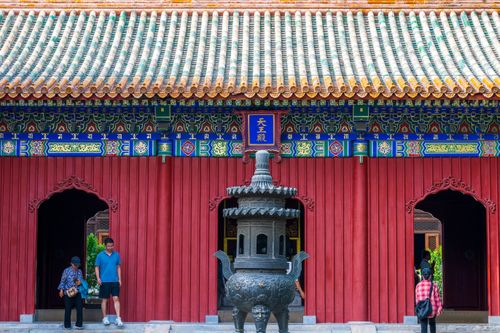 Free Beautiful Chinese temple with colorful roof and intricate details, showcasing traditional architecture. Stock Photo