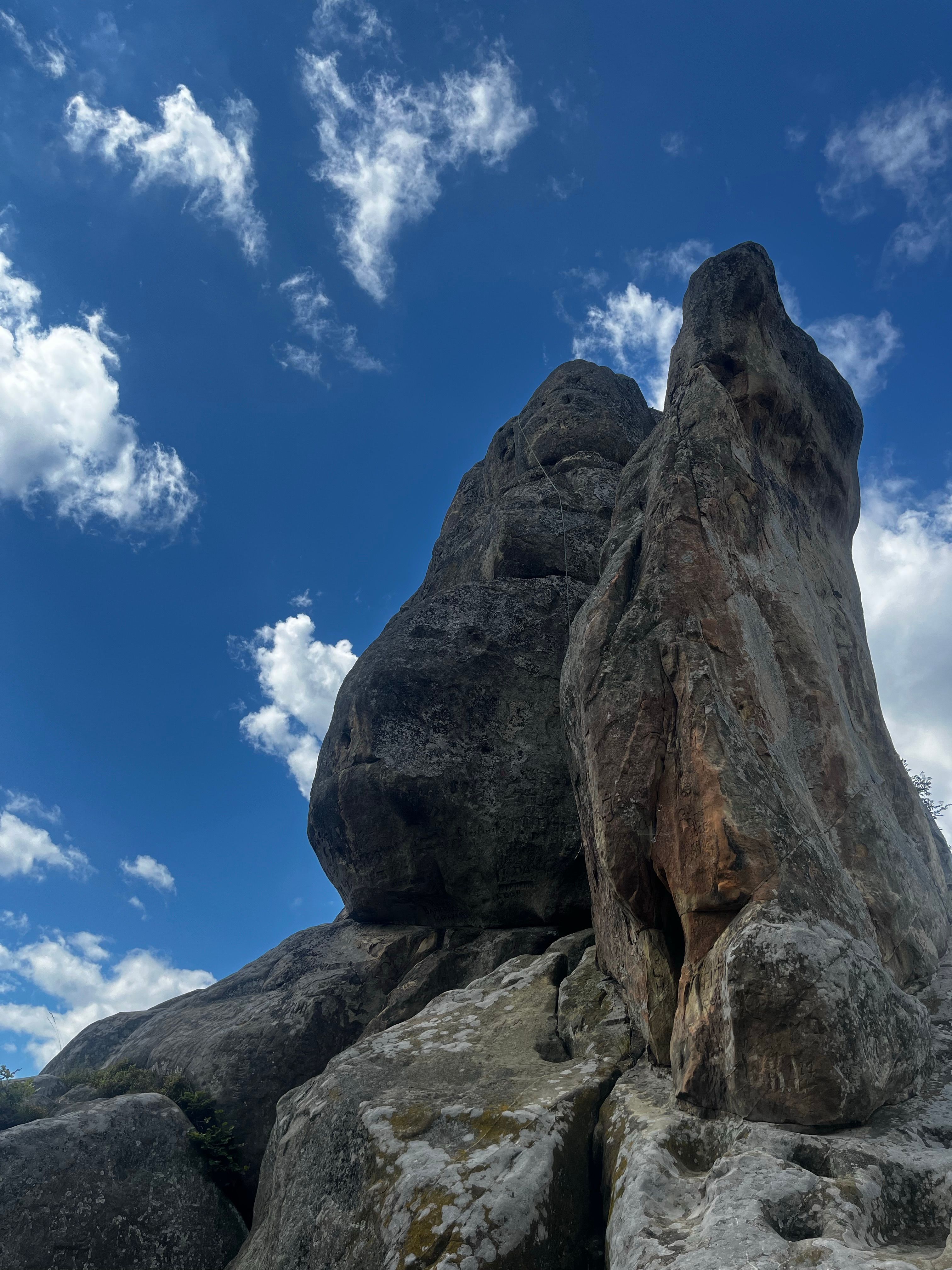 Formation Rocheuse Spectaculaire Sous Un Ciel Bleu Vif · Photo gratuite