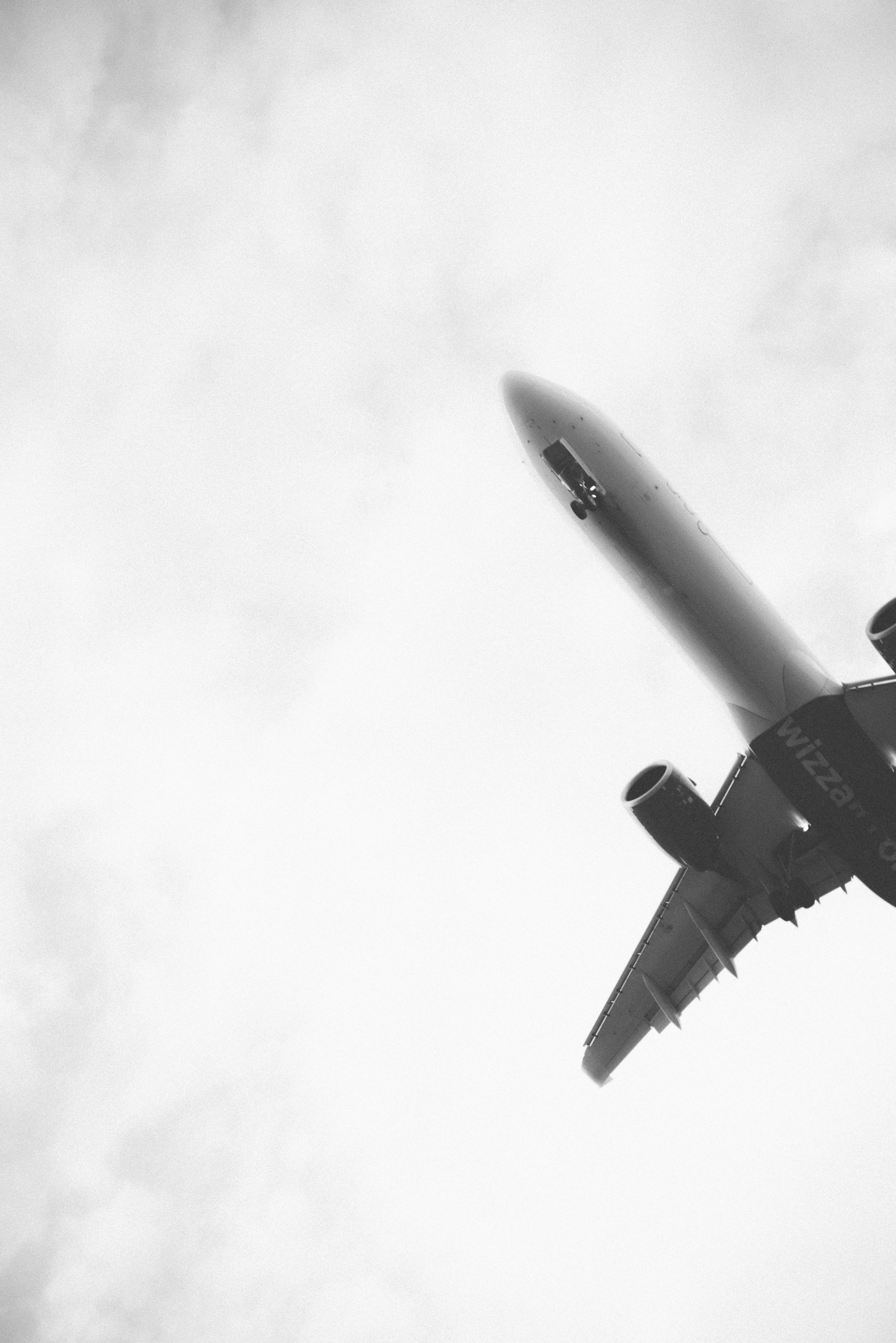 A black and white photo of an airplane flying in the sky · Free Stock Photo