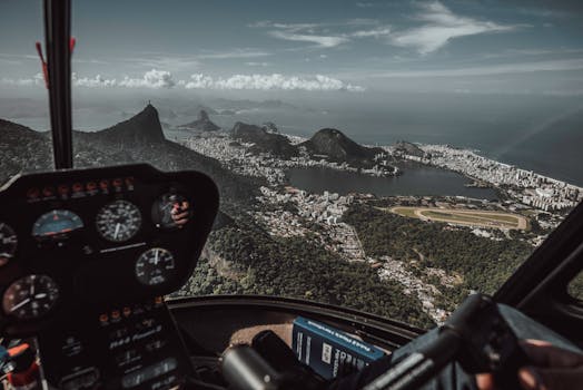 从直升机上俯瞰里约热内卢，地平线尽收眼底，景色令人惊叹
