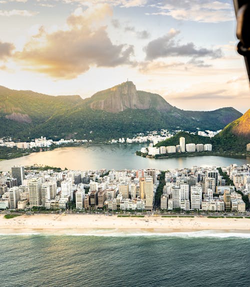 Vista Aérea Da Construção Da Cidade Entre O Corpo D'água