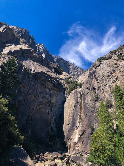 Free Majestic rocky canyon in Yosemite, California, under a clear blue sky. Stock Photo