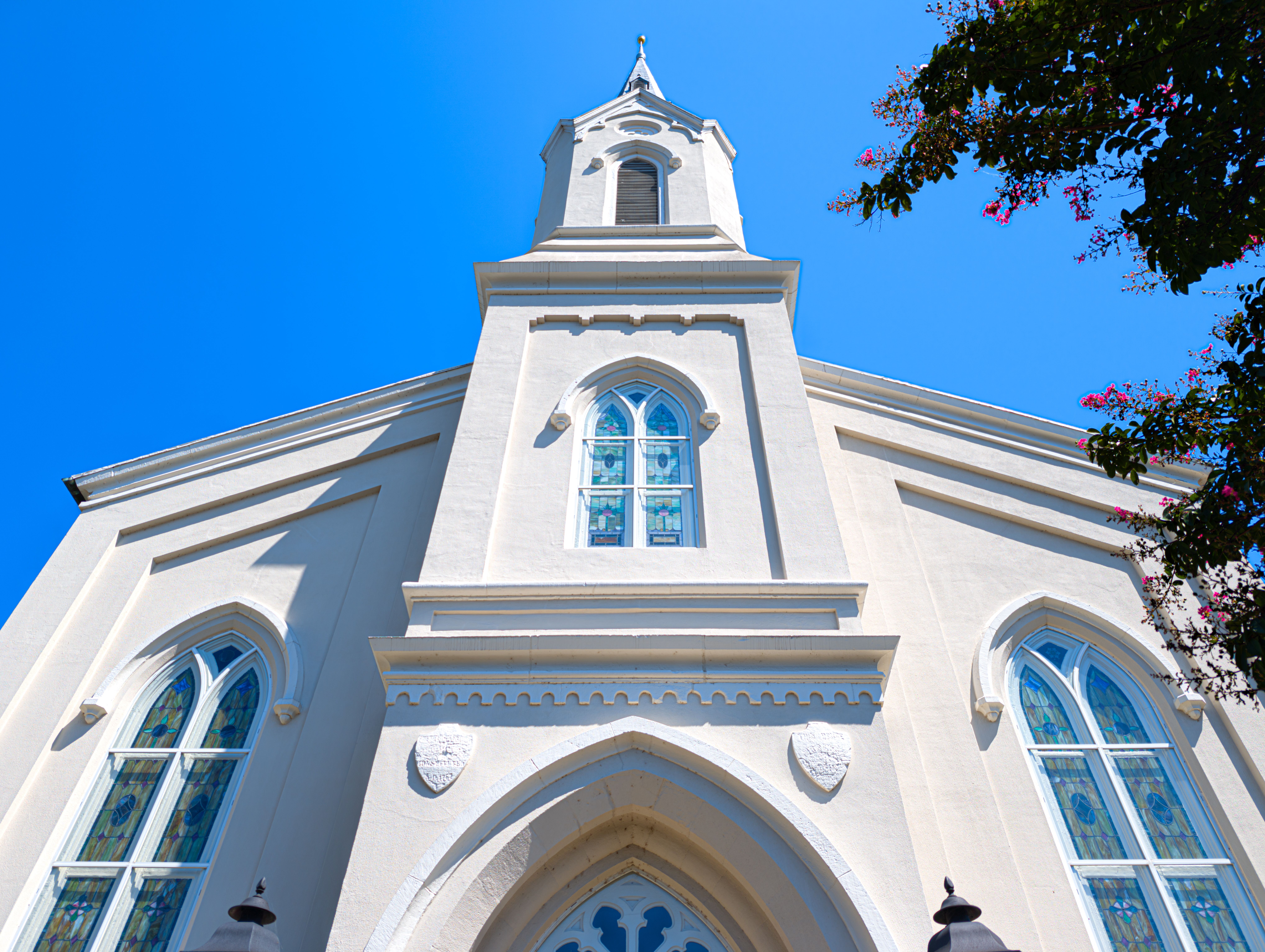 A white church with a blue sky and white windows · Free Stock Photo