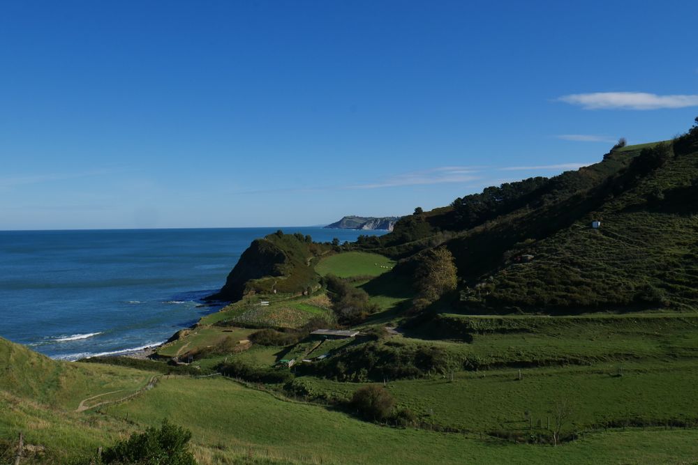 Prados verdes junto al mar Cantábrico en la costa de Bizkaia