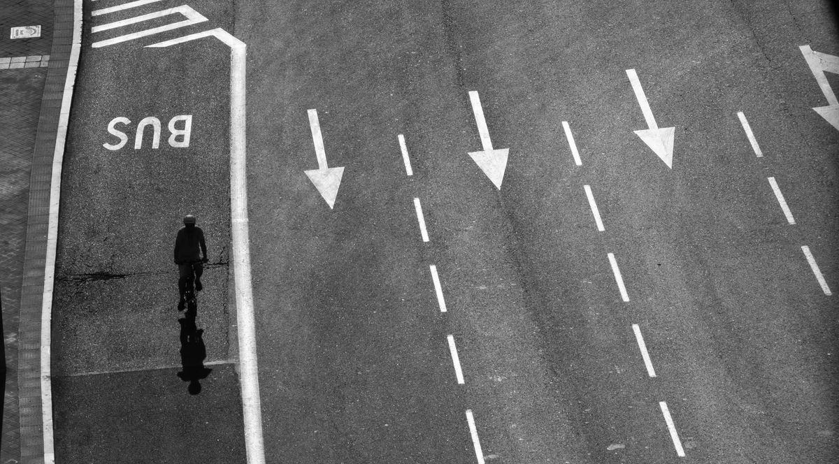 Biciclist pe banda de autobuz, pe o strada urbana din Madrid