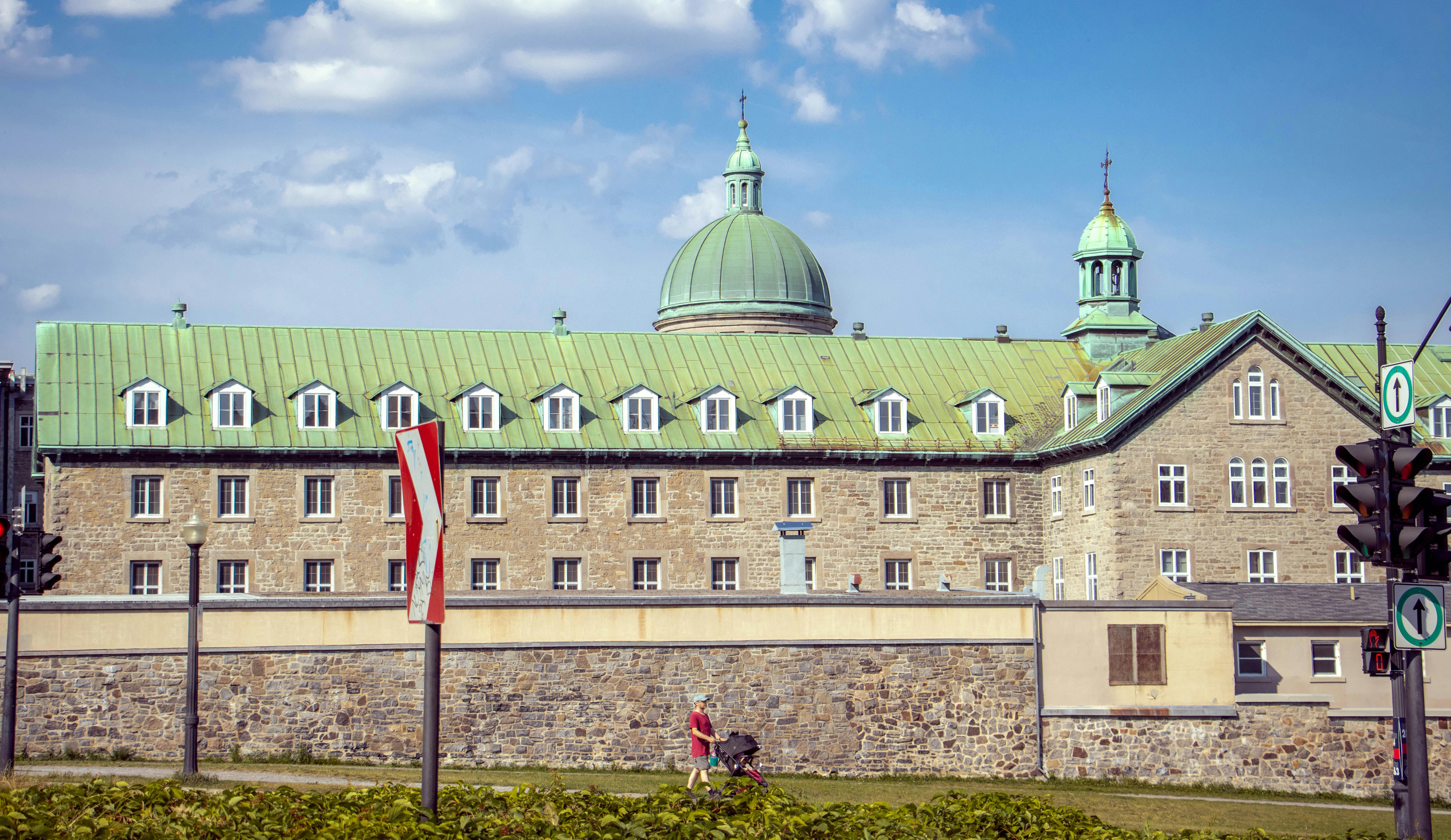 Batiment patrimonial a coupole dans la region de Laval — SEO local Laval