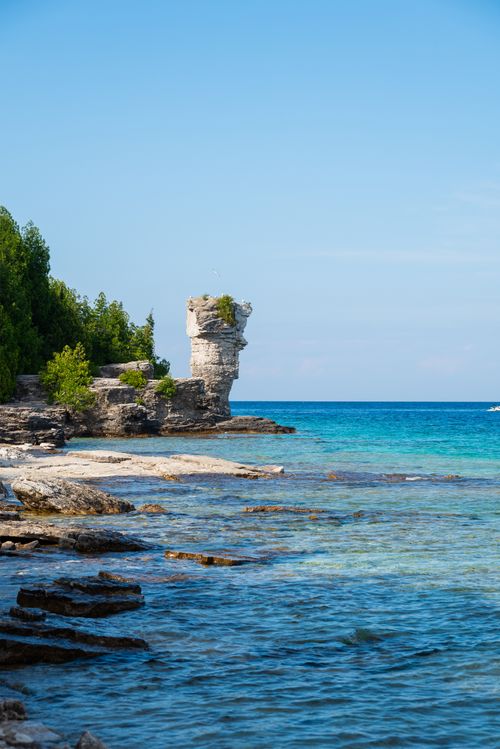 Free Discover the stunning rock formations and clear waters of Flowerpot Island, Tobermory, Canada. Stock Photo