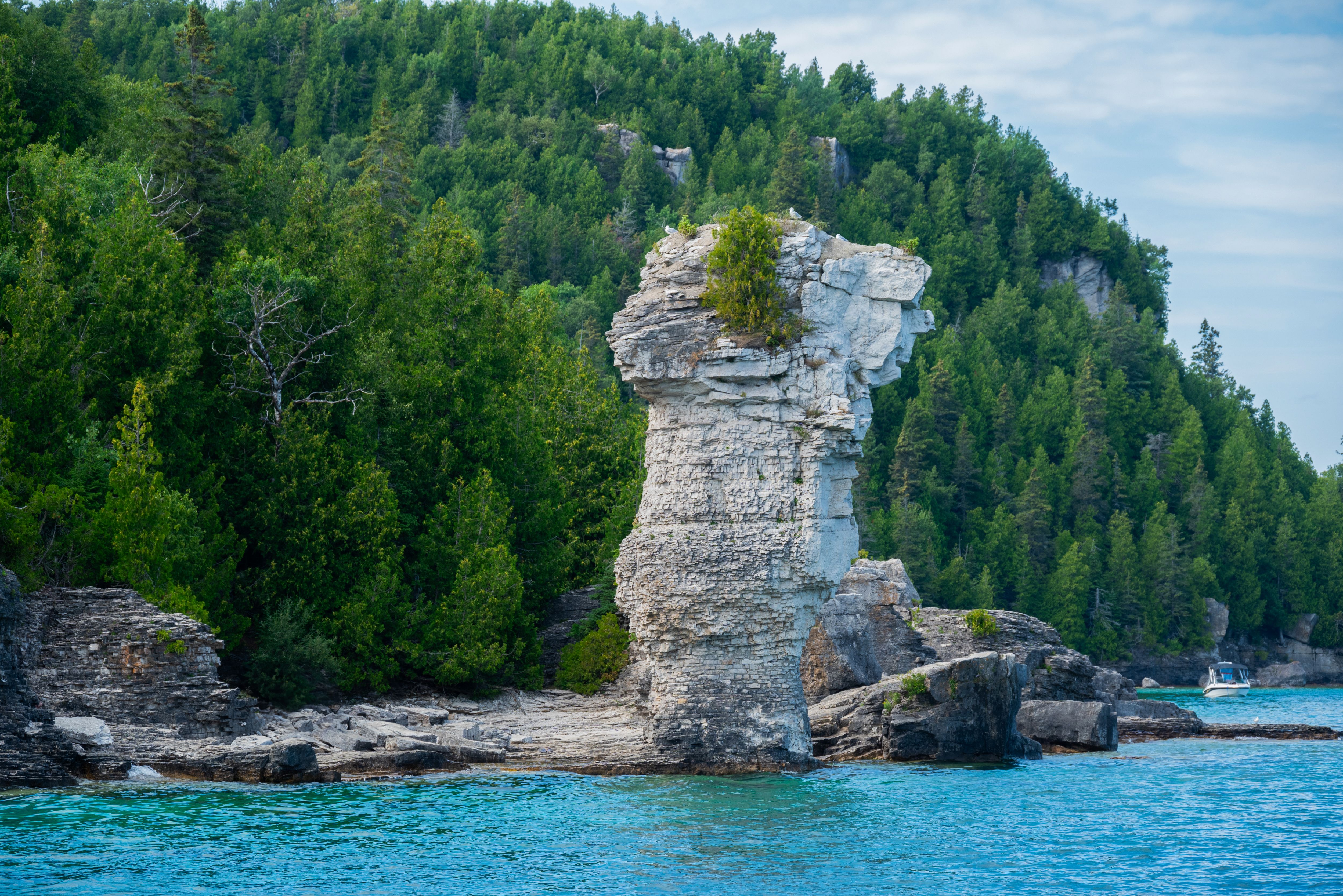 A rock formation in the middle of the ocean · Free Stock Photo