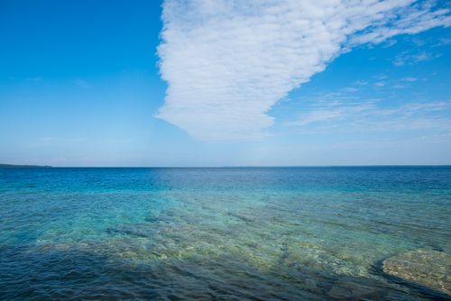 Free Experience the crystal clear waters and vibrant sky of Tobermory's stunning coastline in Ontario, Canada. Stock Photo