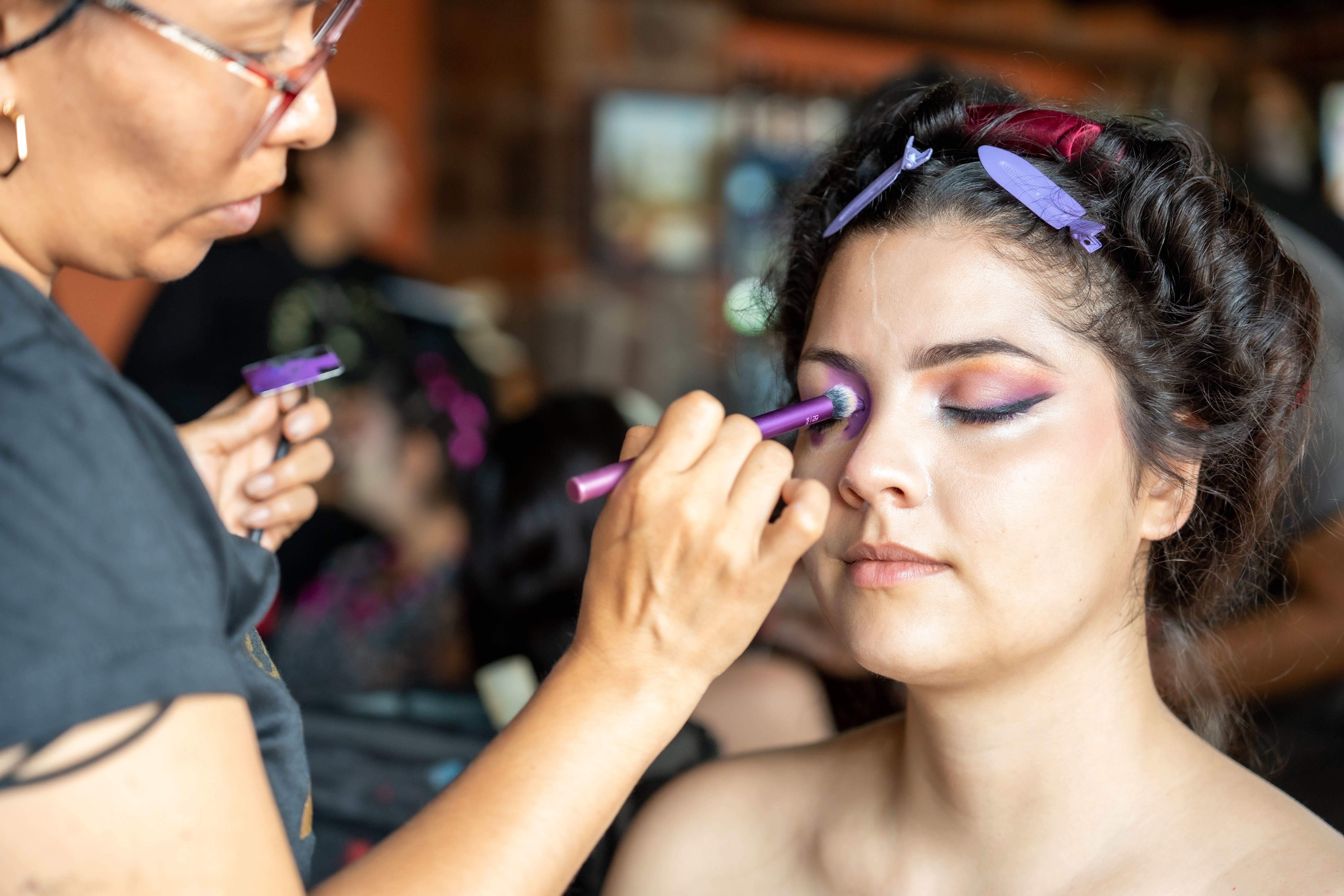 Gratis Fotos de stock gratuitas de América del Norte, aplicación de maquillaje, aplicar maquillaje Foto de stock