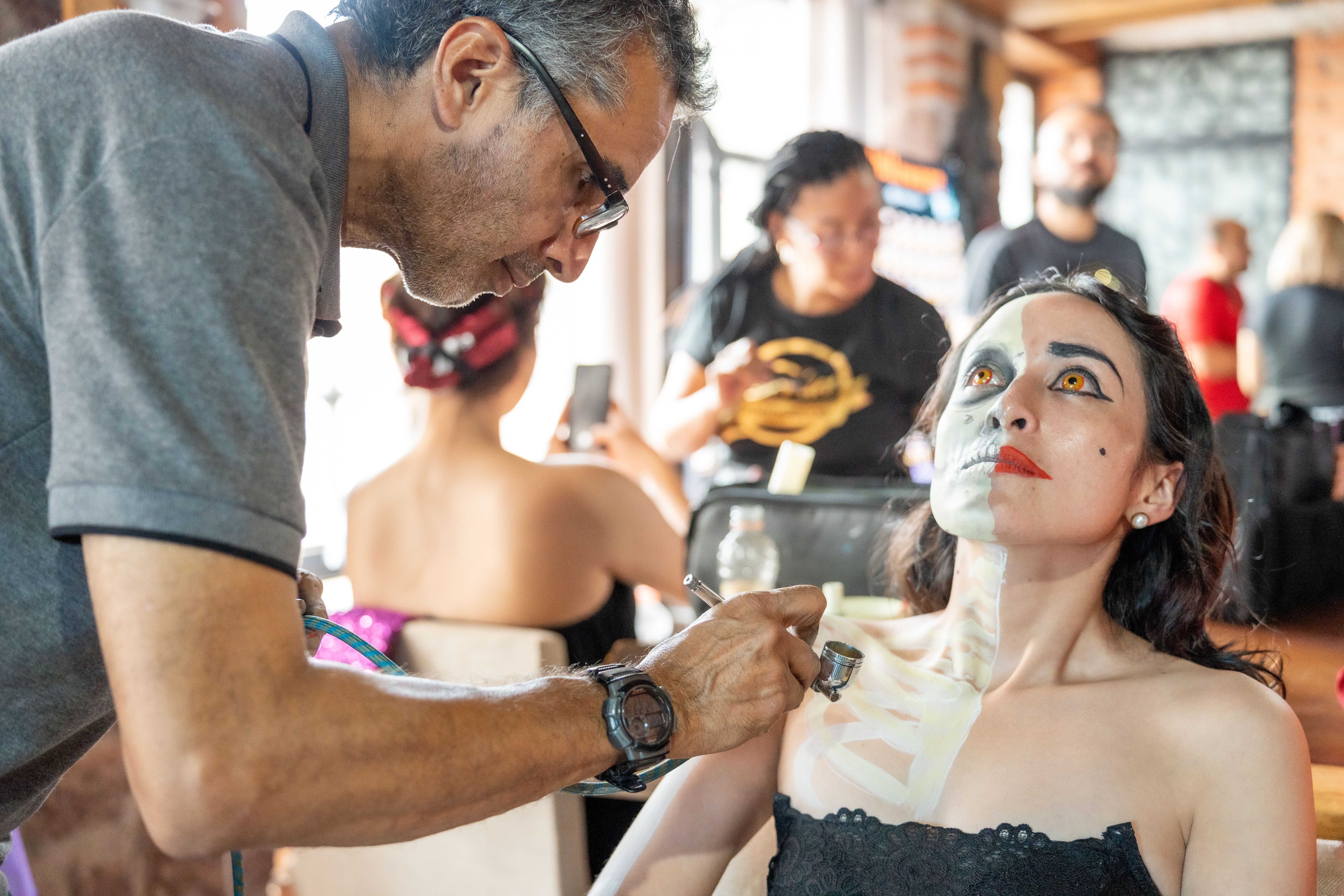 Gratis Fotos de stock gratuitas de América del Norte, aplicación de maquillaje, aplicar maquillaje Foto de stock