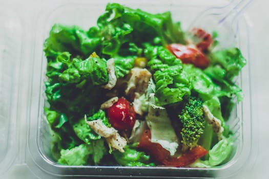 A close-up of a nutritious vegetable salad with grilled chicken, perfect for a healthy meal.