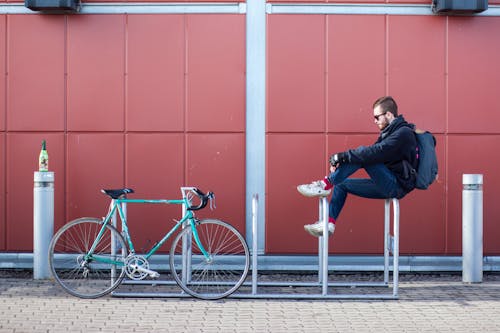 Homme Assis Sur Un Espace De Stationnement De Vélo Blanc