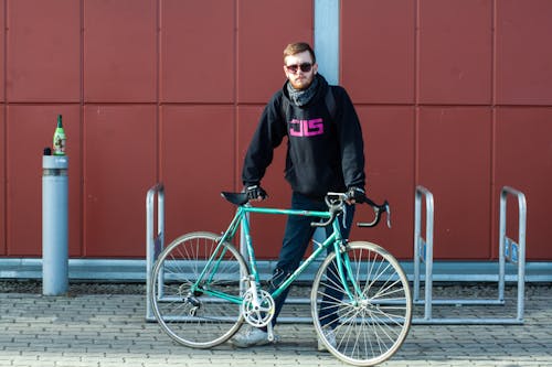 Person Im Schwarzen Kapuzenpulli, Der Grünes Fahrrad Hält