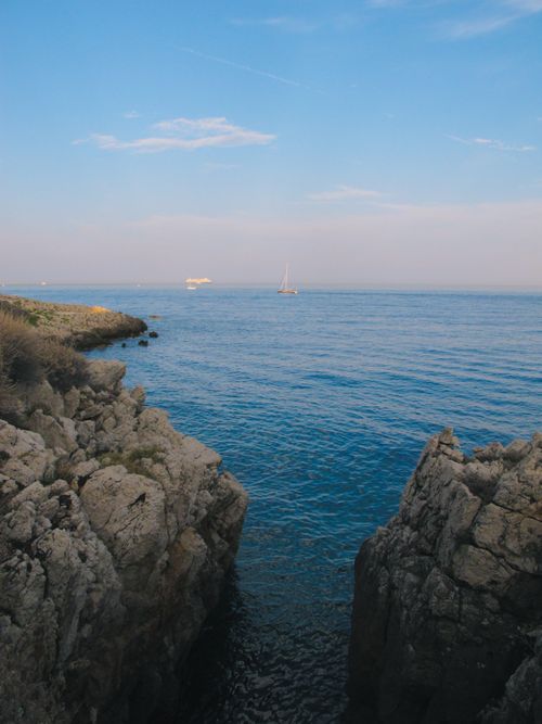 Free Captivating seascape of the Antibes coastline with rocky cliffs and serene blue waters. Stock Photo