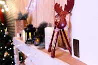 温暖的圣诞内饰，以质朴的装饰和闪烁的灯光为灵感，营造出节日氛围