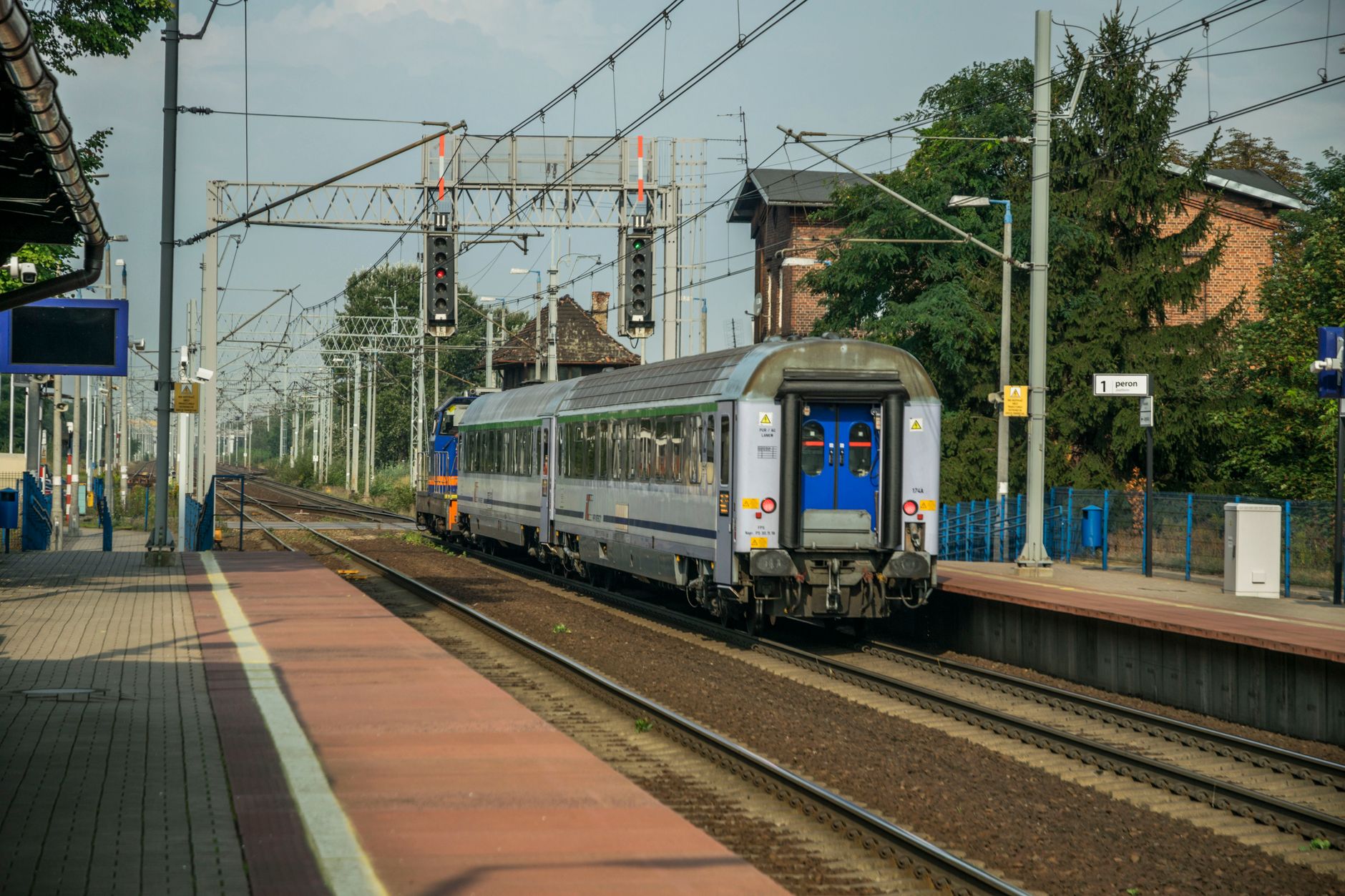 İngiltere'de bir hemzemin geçitte tren ile kamyonetin çarpışması