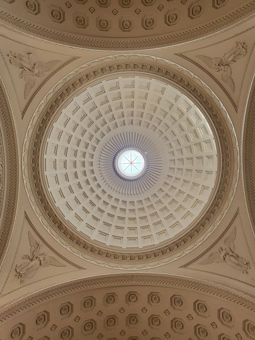 Free Capture of an ornate dome ceiling showcasing classic architectural elements and detailed design. Stock Photo