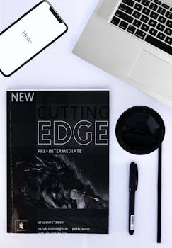 用平板电脑、智能手机、书籍和咖啡，打造现代化的工作空间