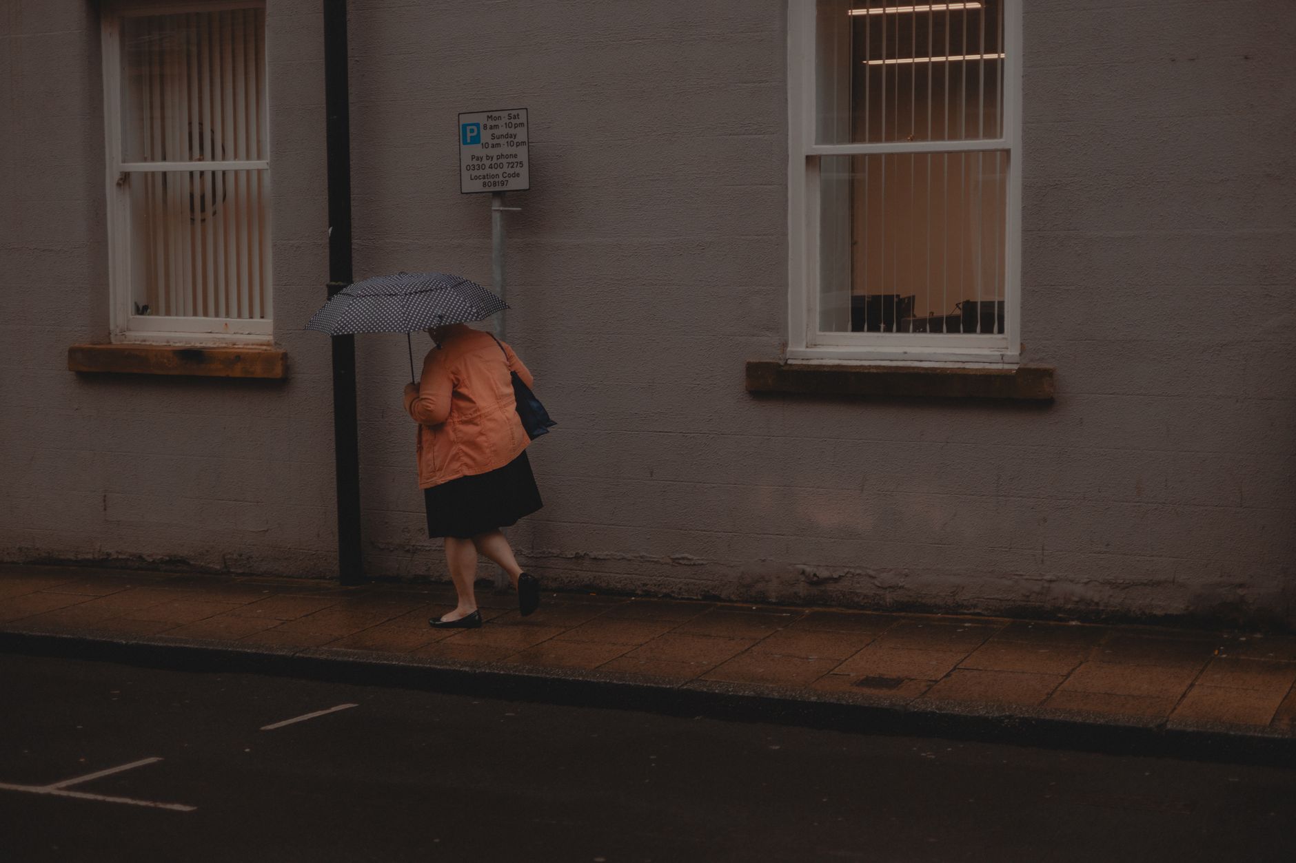 英国天气突变:本周末气温骤降,风雨来袭,出行需注意