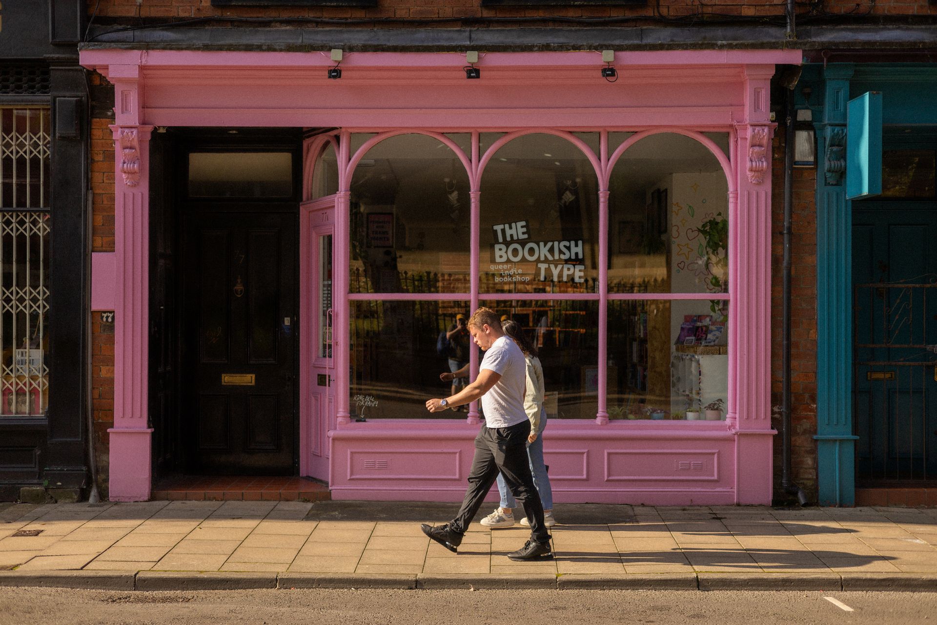 Fachadas de tiendas en una calle comercial británica durante el día