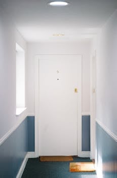 伦敦公寓内，门号为9的走廊采用明亮的极简主义风格，显得简约而优雅