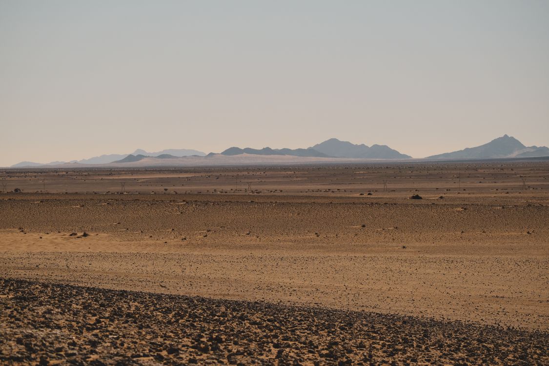 Distant Desert A desert landscape with mountains in the distance · Free Stock Photo