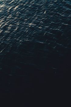 Dunkle Meeresoberfläche mit feinen Wellen