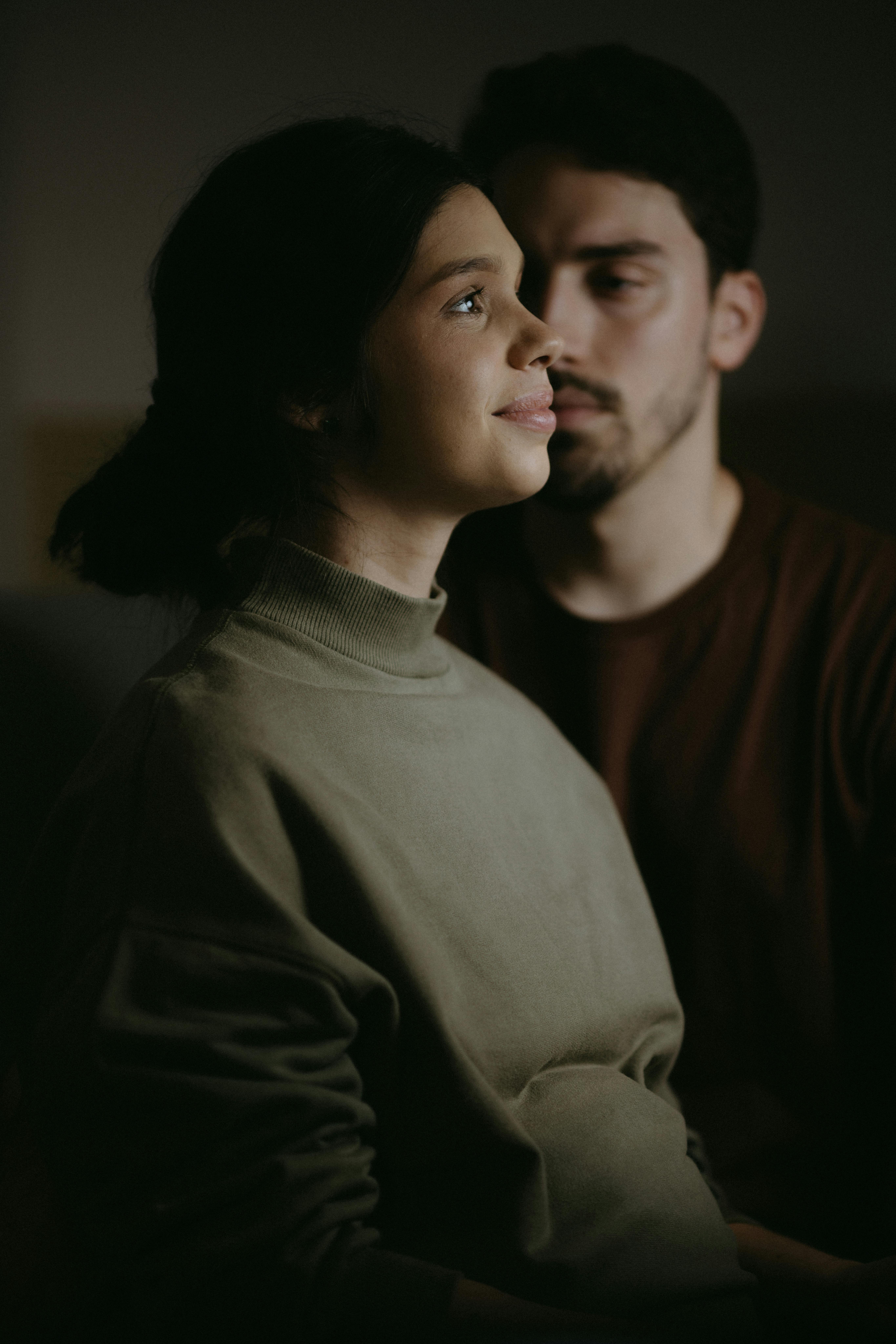 uma criança olhando para baixo enquanto um adulto a corrige e distorce o que ela sente, representando o gaslight parental e a perda de confiança na própria percepção