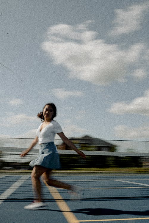 Бегущая женщина на теннисном поле