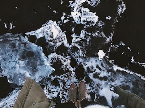 無料 雪の岩の上に立っている男 写真素材