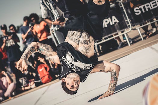 充满活力的霹雳舞者在街头生动表演，以精湛的城市舞蹈技巧吸引了观众