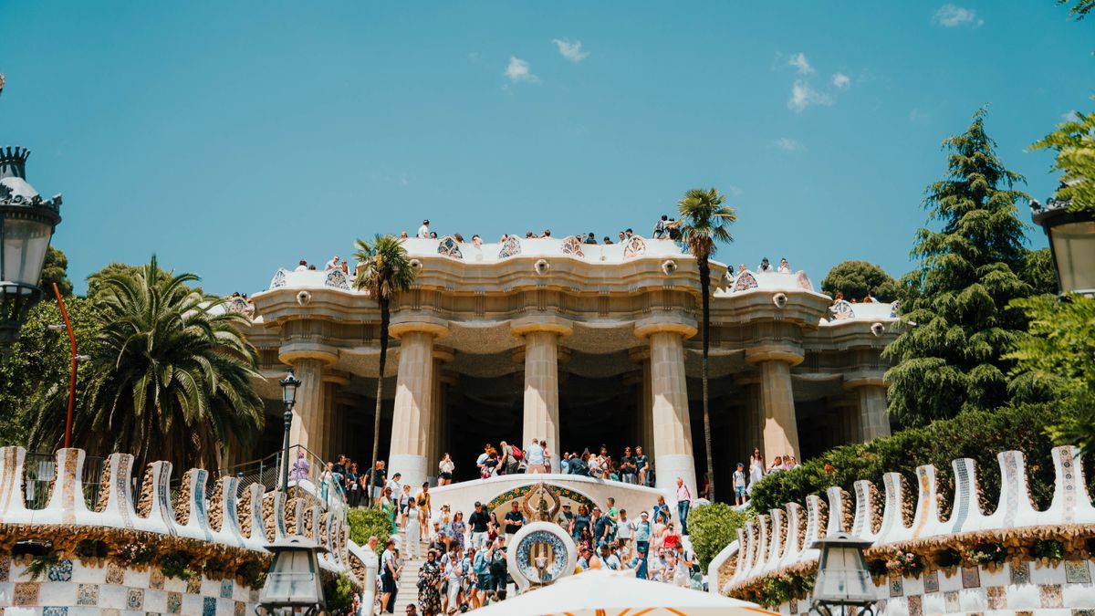 Sala Hipostila din Park Guell, cu coloanele ei inclinate