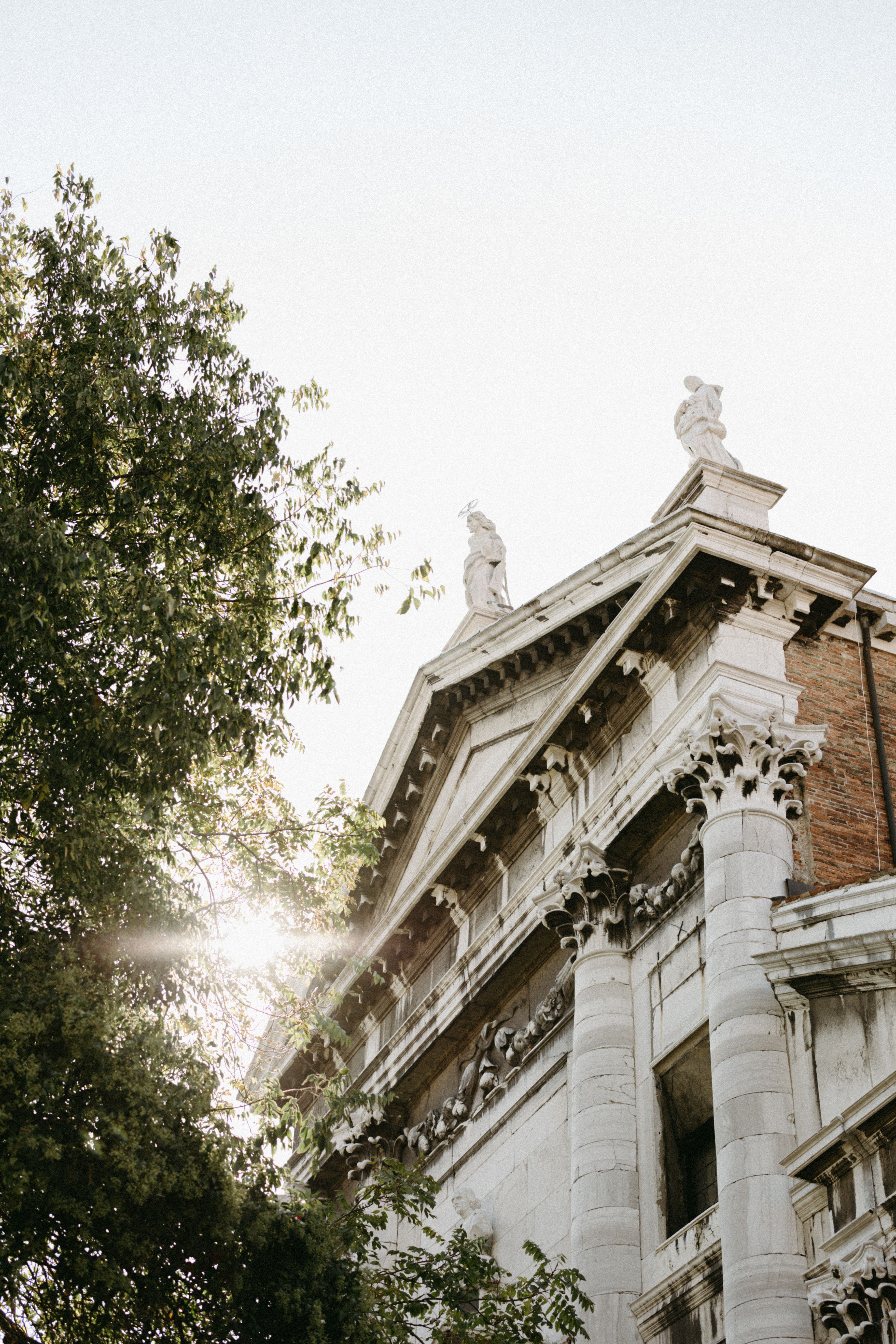 A building with a sun shining on it · Free Stock Photo