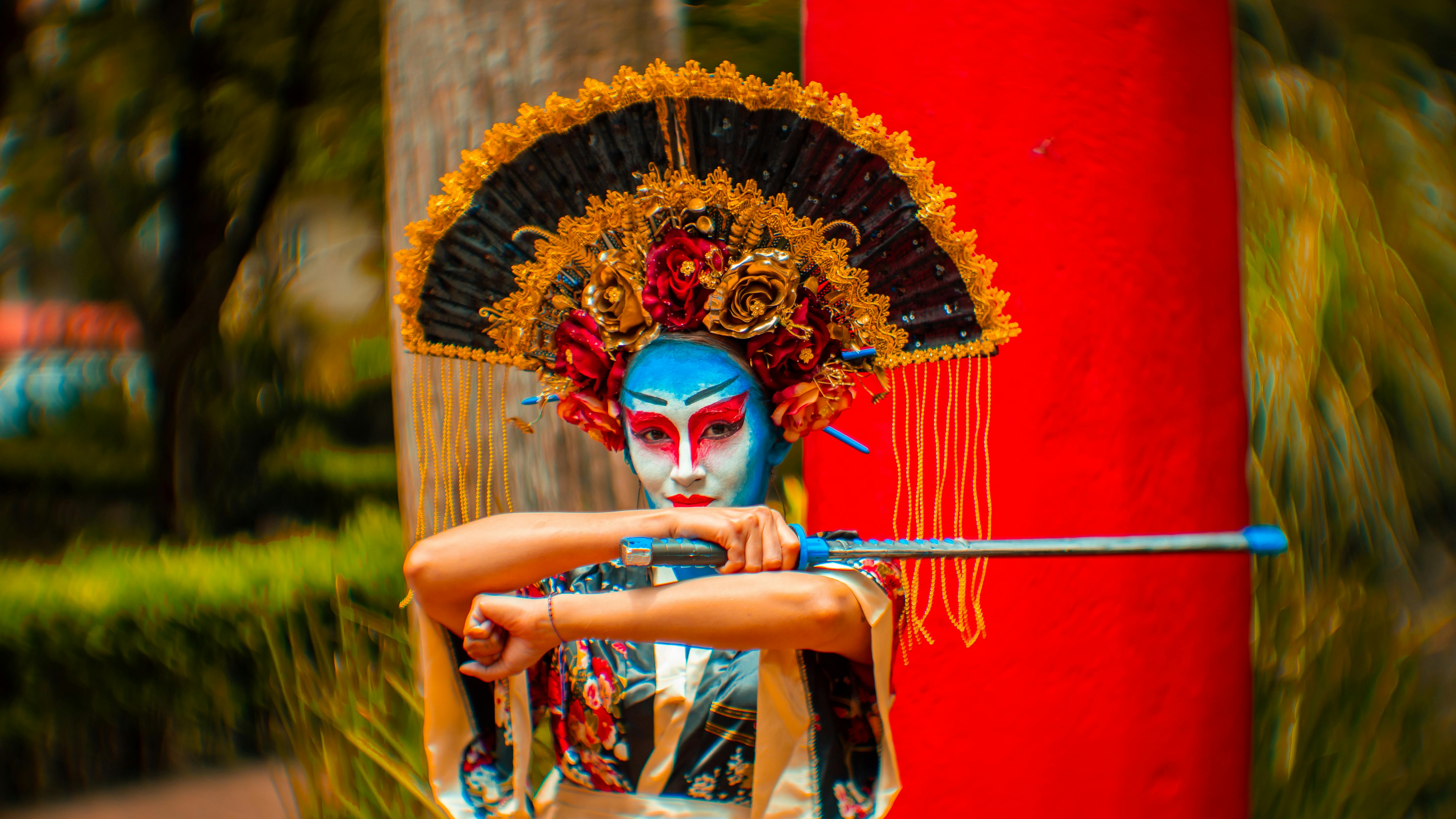 Colorful geisha costume with detailed makeup and sword in Ciudad de México.