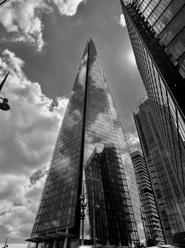 FTSE 100 Faces Decline Amid Unexpected Economic Contraction