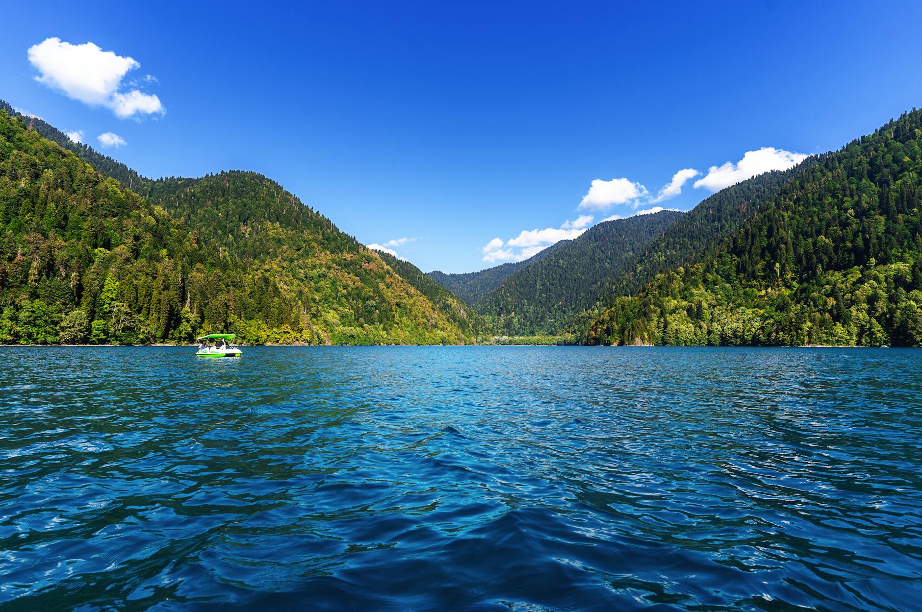 https://www.pexels.com/photo/a-boat-is-floating-on-the-water-in-a-lake-28220595/