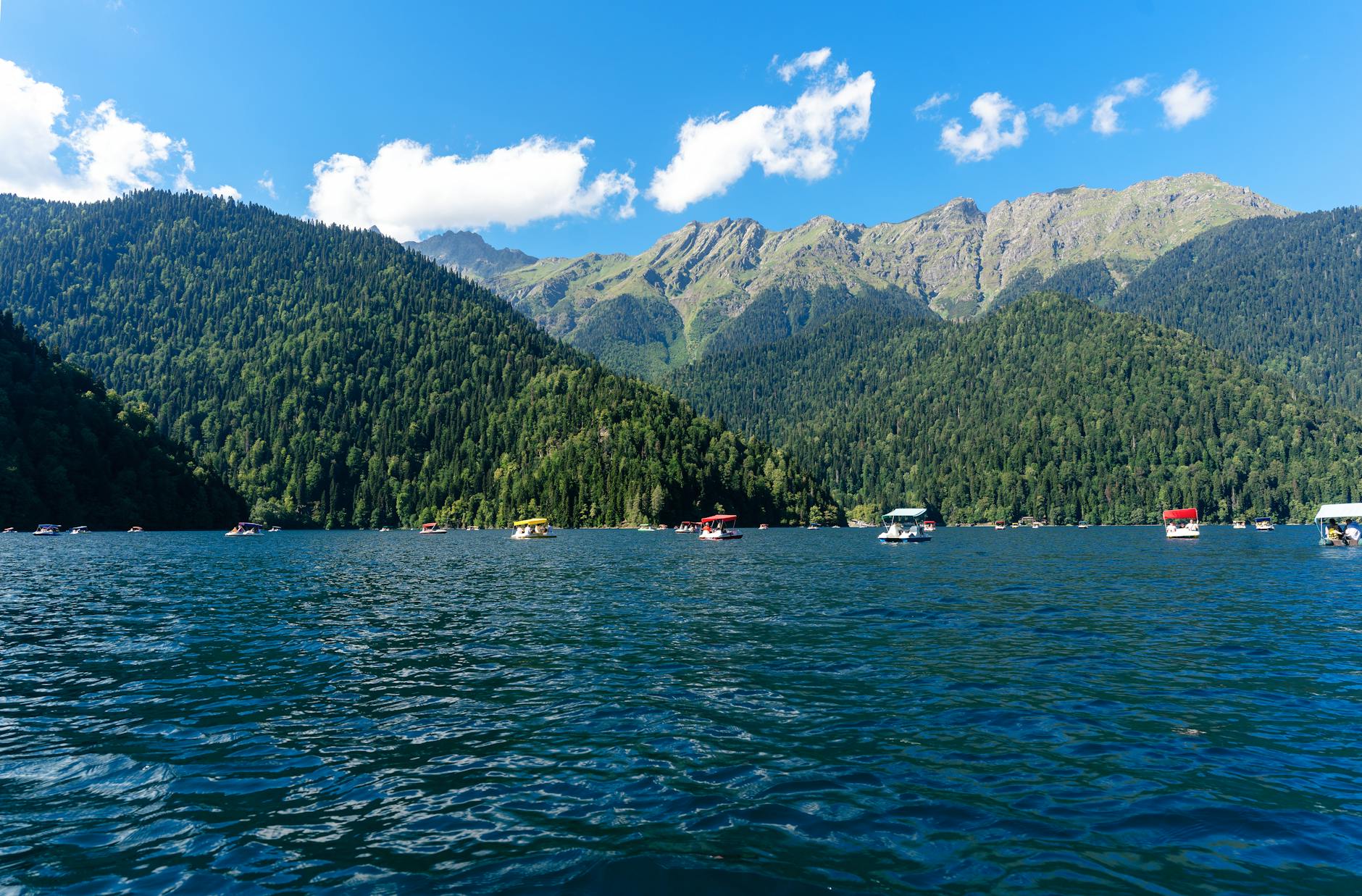 https://www.pexels.com/photo/a-lake-with-boats-and-mountains-in-the-background-28220605/