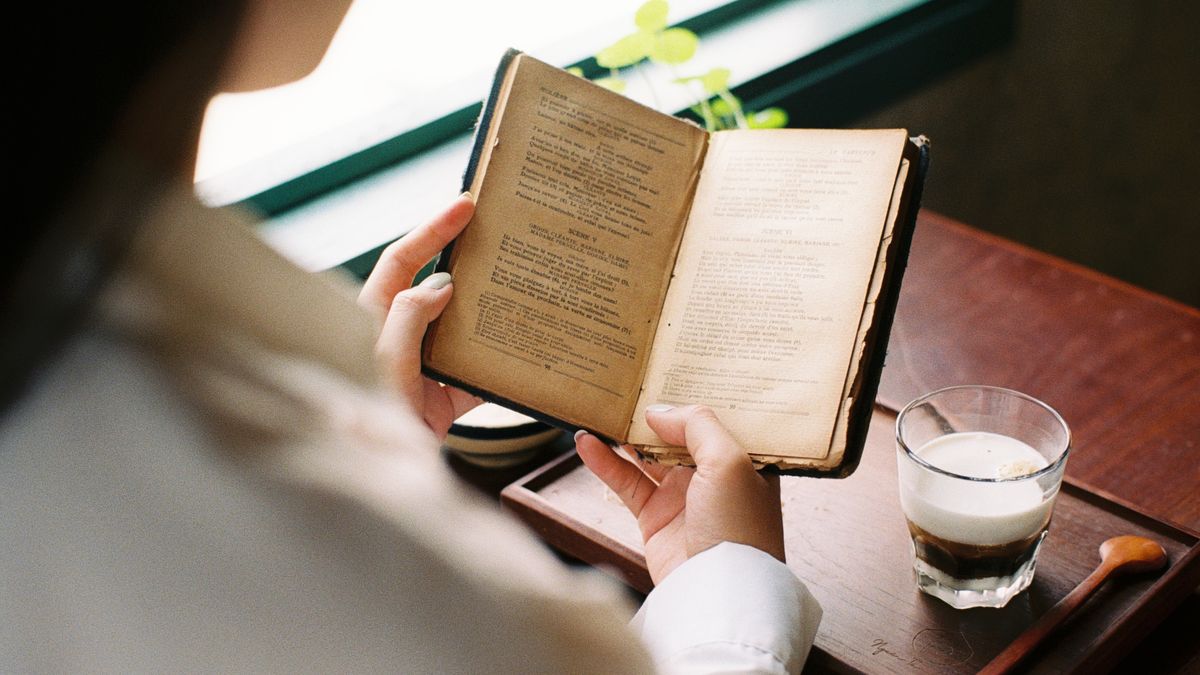 カフェで本を読む女性