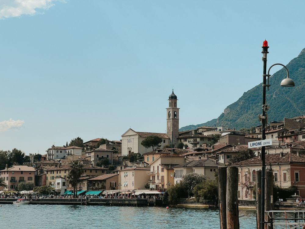 Orașul Limone sul Garda cu casele colorate pe malul Lacului Garda