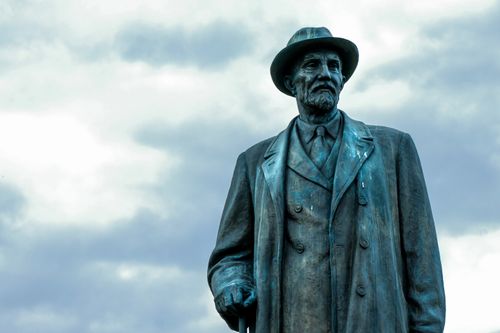 Free A striking bronze statue of a man in Moscow, symbolizing cultural heritage. Stock Photo