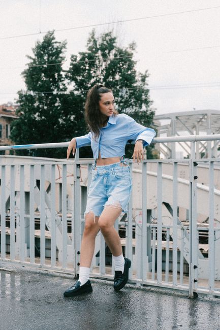 kemeja biru cropped sama celana denim pendek, loafers buat jembatan yang basah kena hujan 💙
#ootdindo #lightblue #denim #shorts