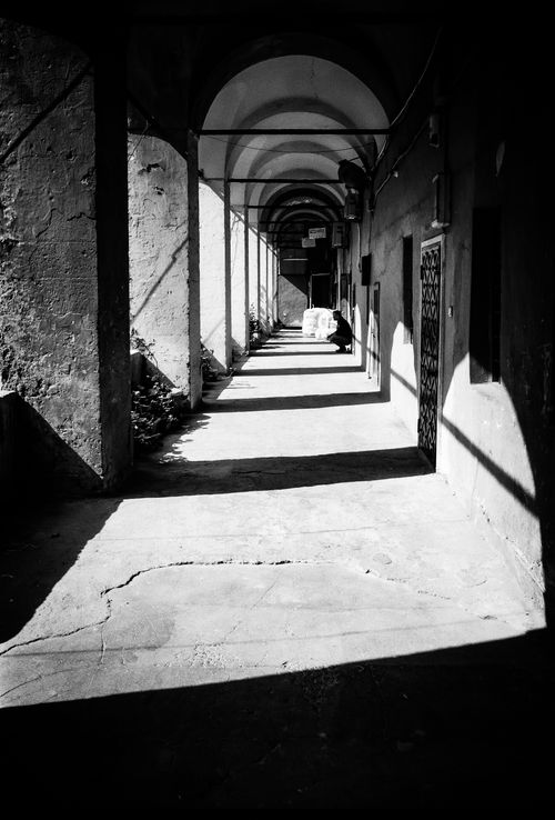 Free Moody black and white photo of an alleyway in Istanbul, Türkiye. Stock Photo