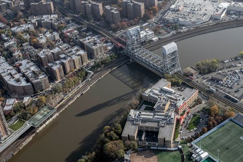 Free Aerial shot of New York City's urban landscape featuring a bridge over a river and residential buildings. Stock Photo