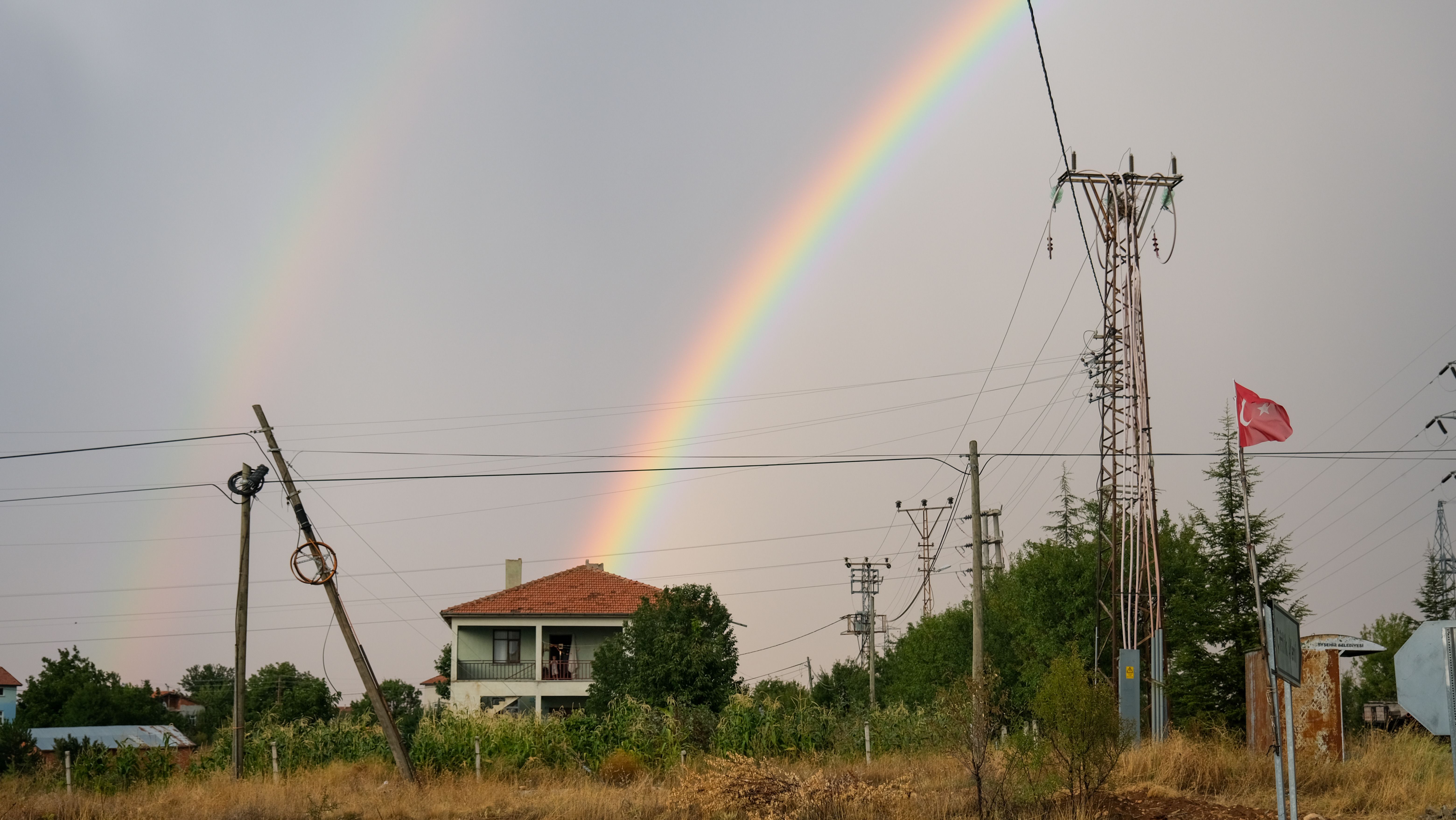 Moldova bayrağı ve elektrik iletim hatları
