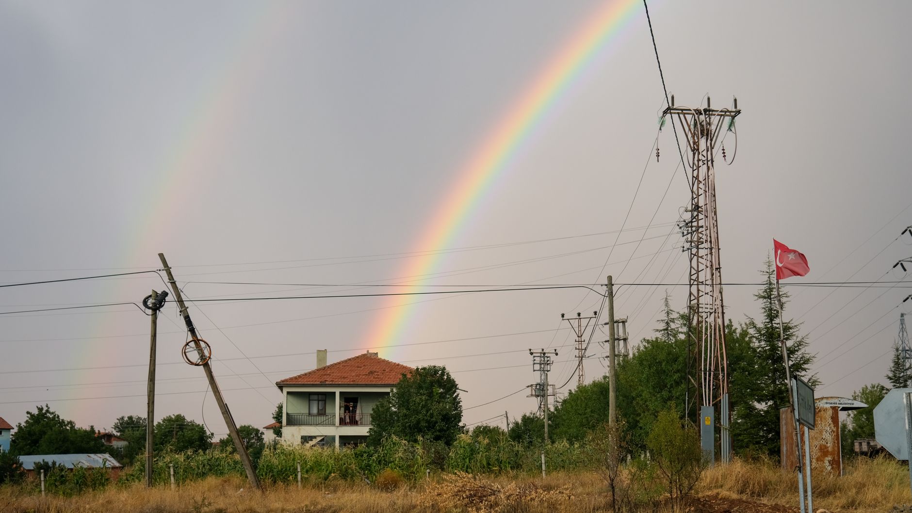 Moldova bayrağı ve elektrik iletim hatları